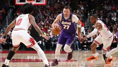 足球明星在绿茵场上精彩射门